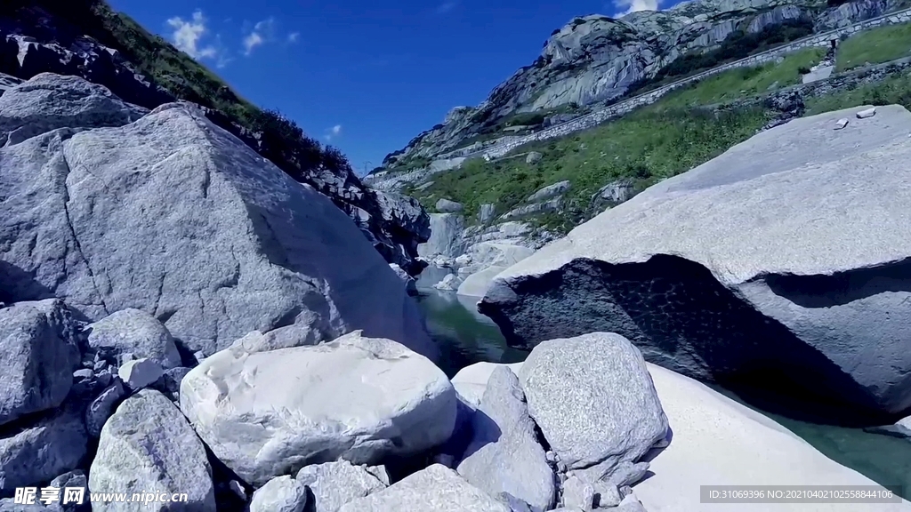 短视频素材近距离航拍山边岩石