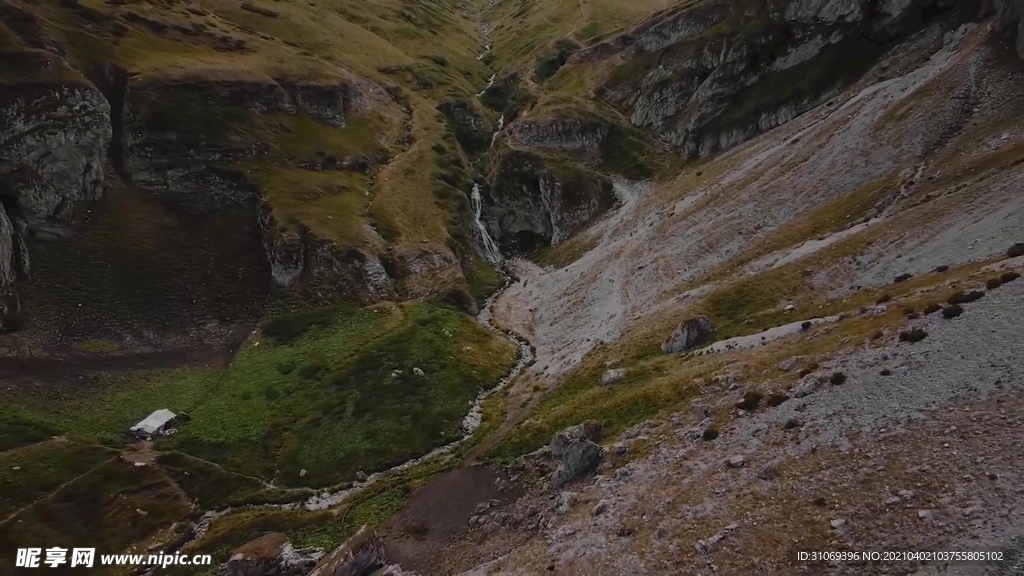 航拍山间峡谷溪流