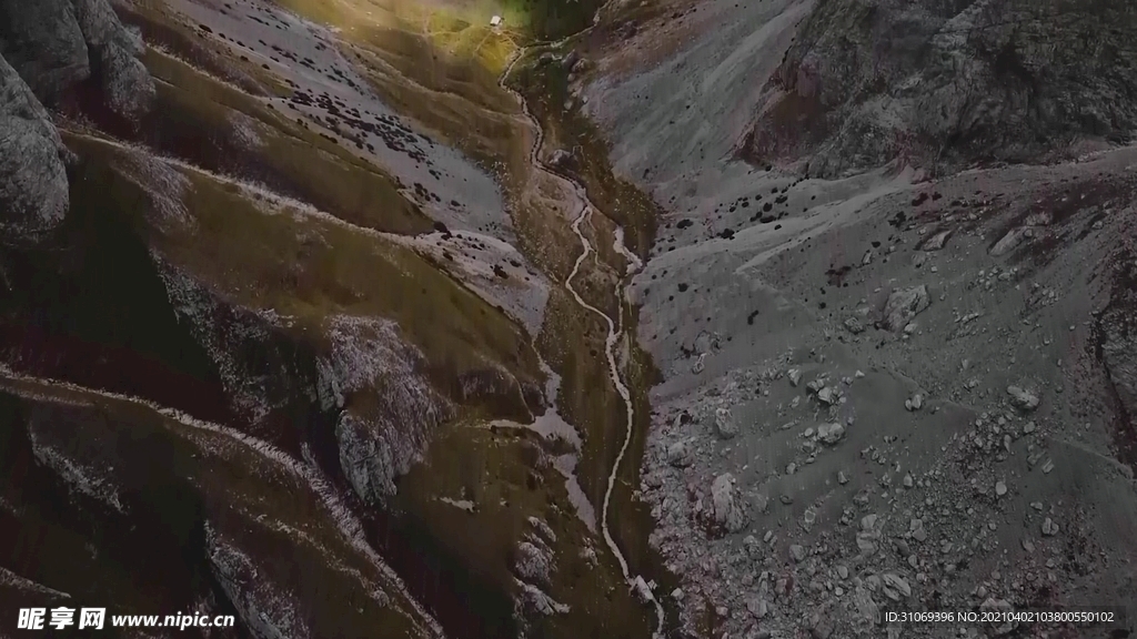 航拍高山峡谷溪流