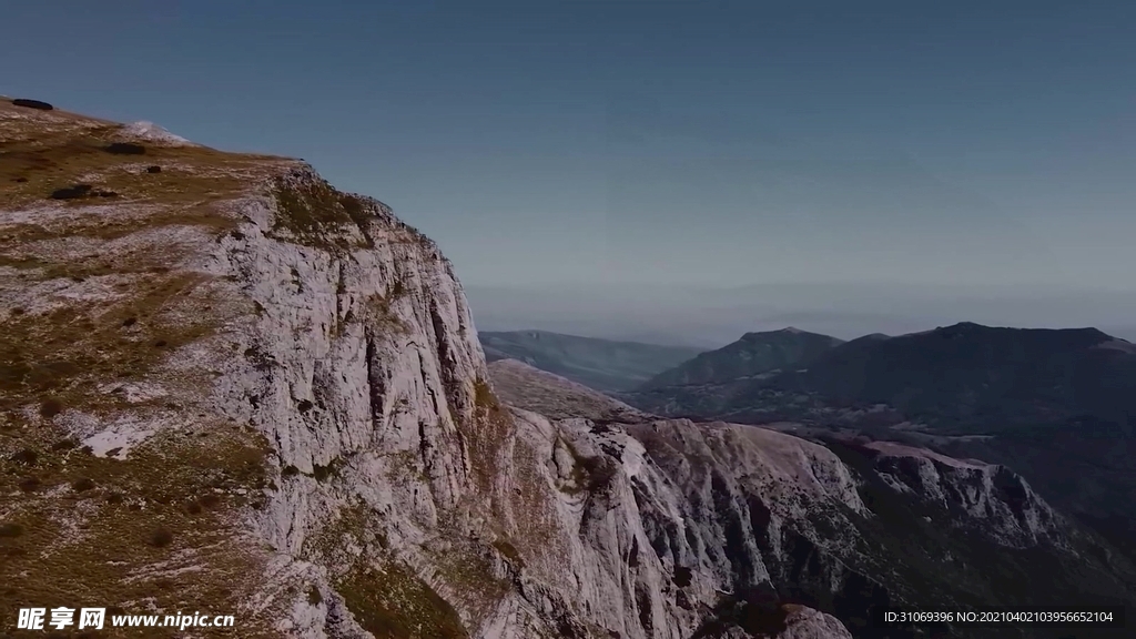 航拍高清视频山顶俯瞰山下风景