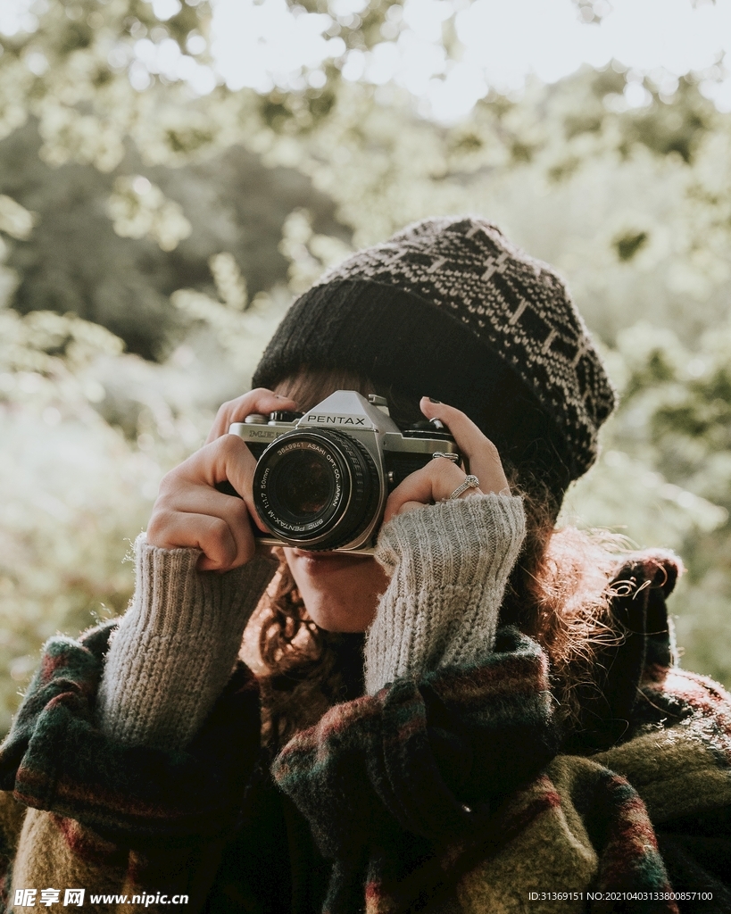 拿相机的女模特