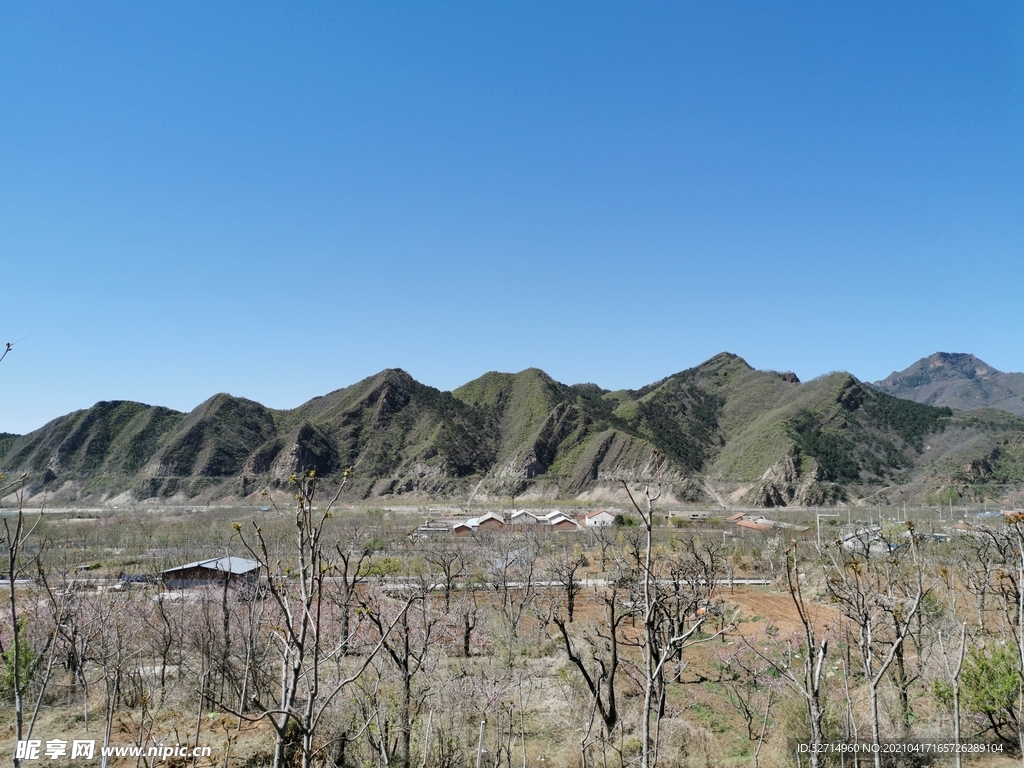 蓝天群山