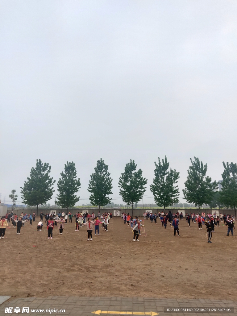 小学生校园生活课间跳绳健身运动