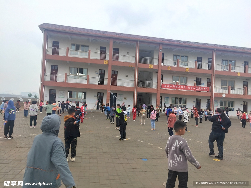 跳绳的小学生们课间活动校园生活