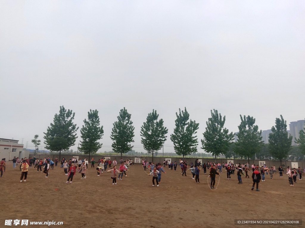 土地上跳绳的小学生们校园生活