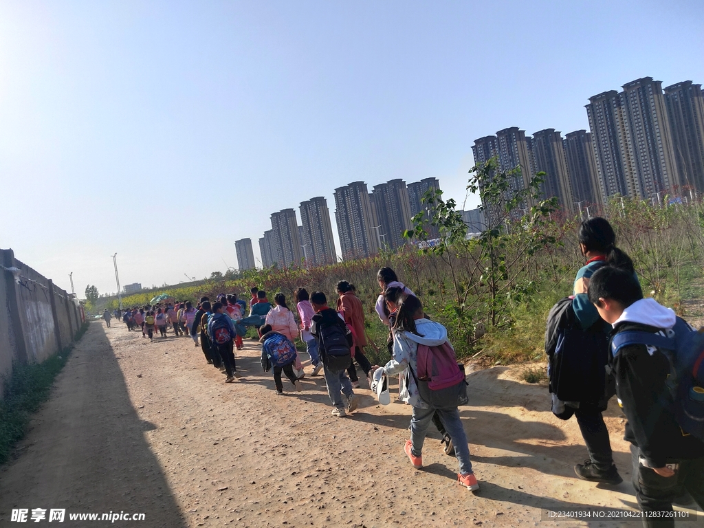 农村校园放学排队的小学生们