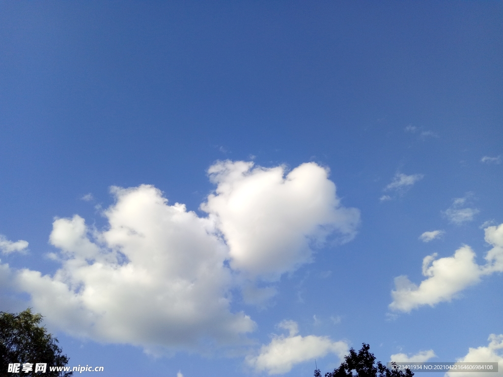 蓝天白云高积云晴朗天气