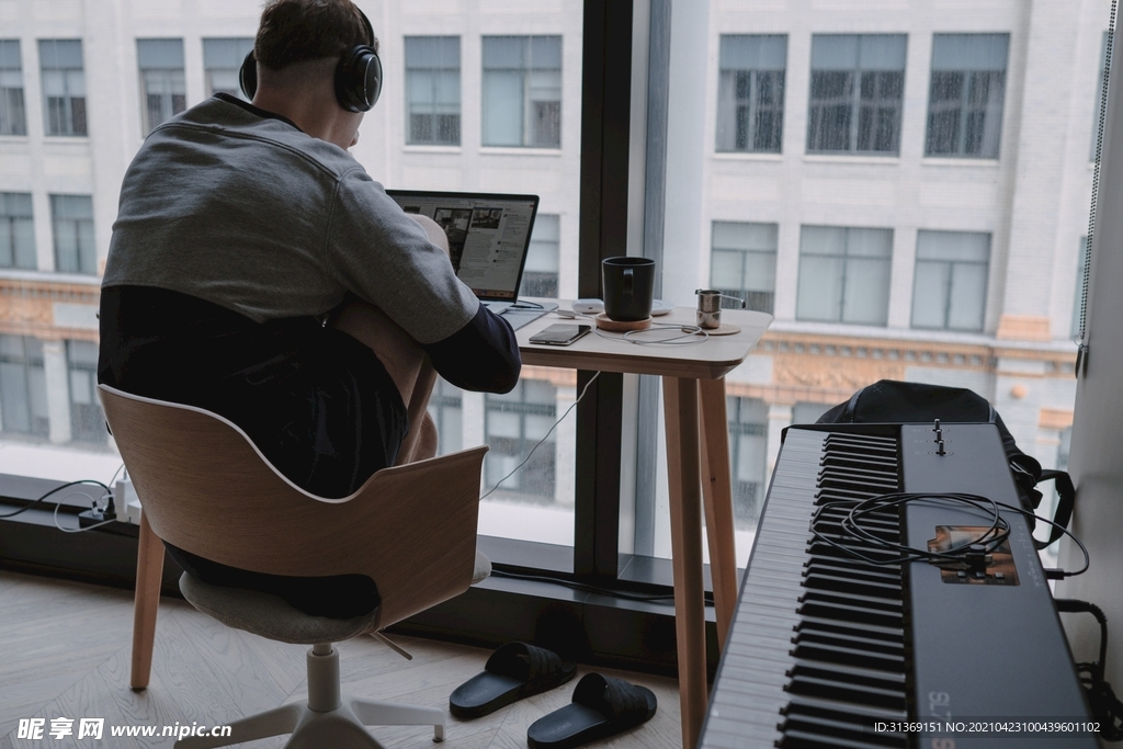 坐电脑前的男性