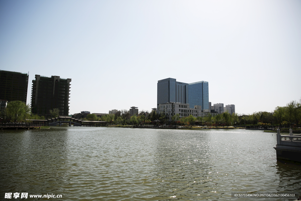 城市湖面