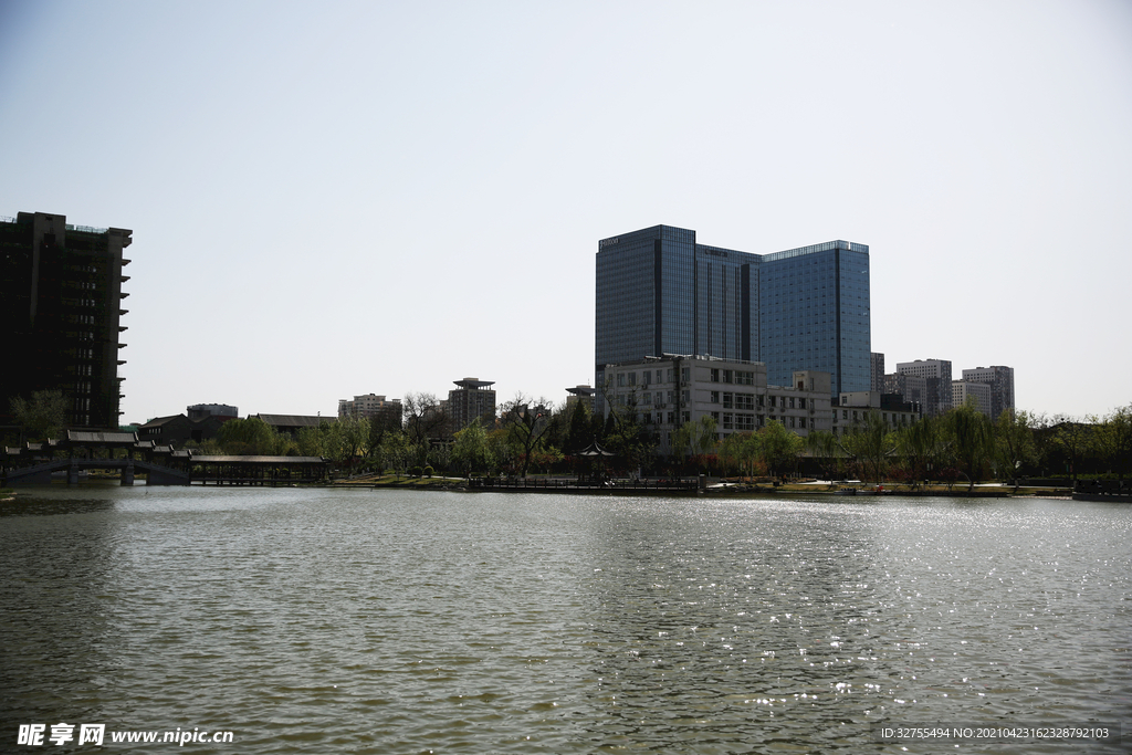 城市湖面