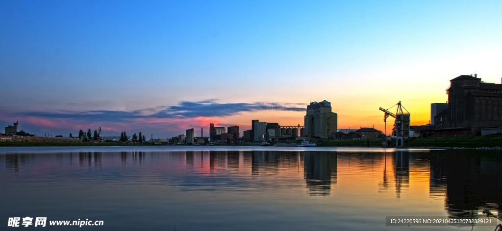 唯美风景晨光下湖边的建筑工地