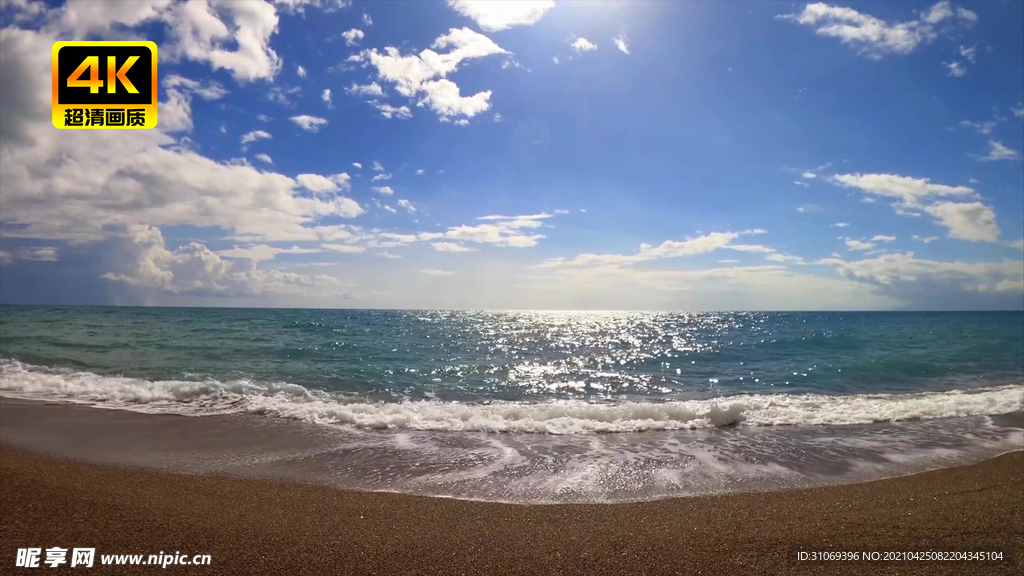 海水快速冲刷沙滩正面镜头