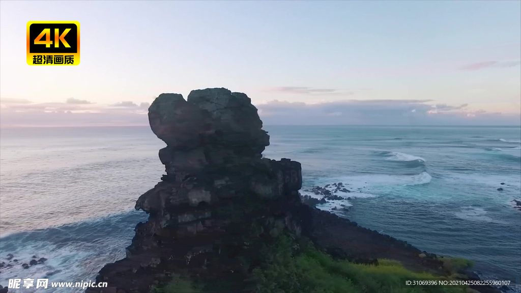 远山下波浪翻滚的海滩