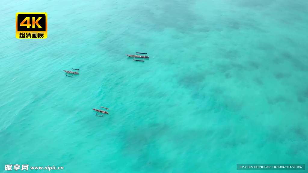 碧蓝海面上钓鱼的帆船