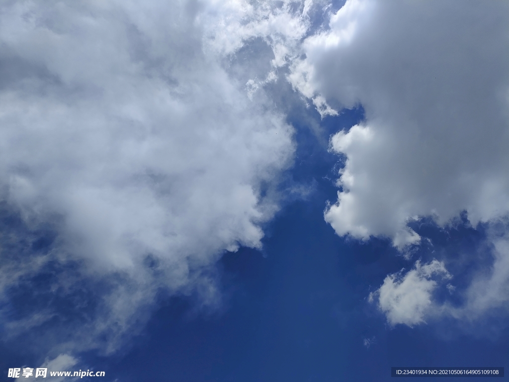 夏日深邃蓝天白云