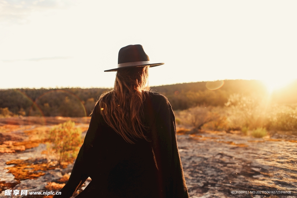 山顶看日出的少女