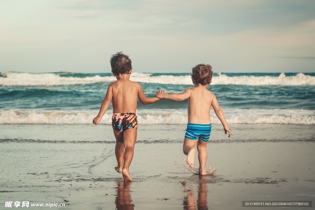 海边奔跑的儿童