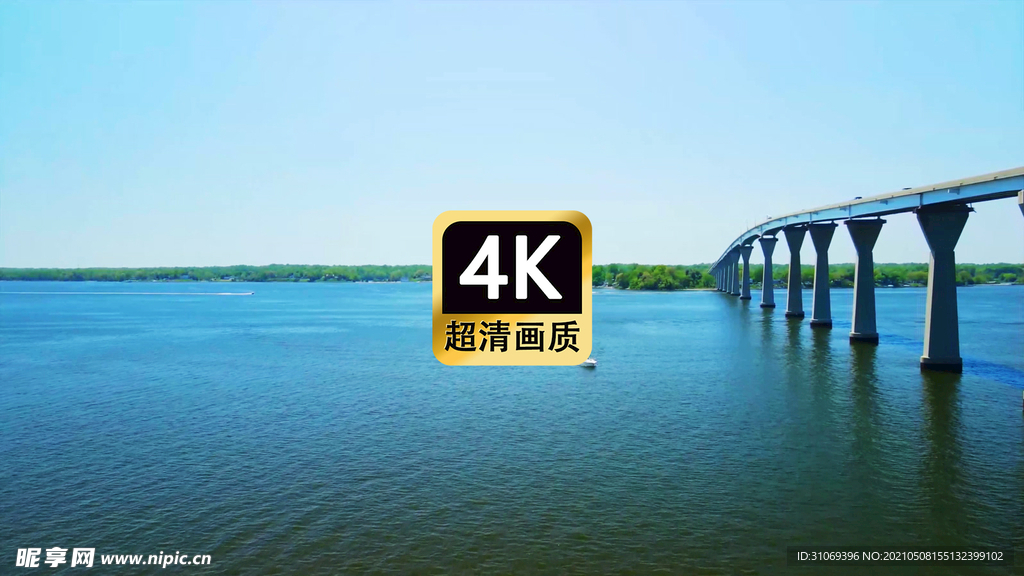 航拍游艇经过跨海大桥下