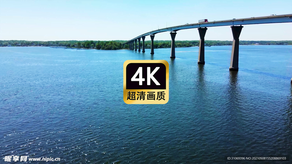 航拍游艇穿过大桥