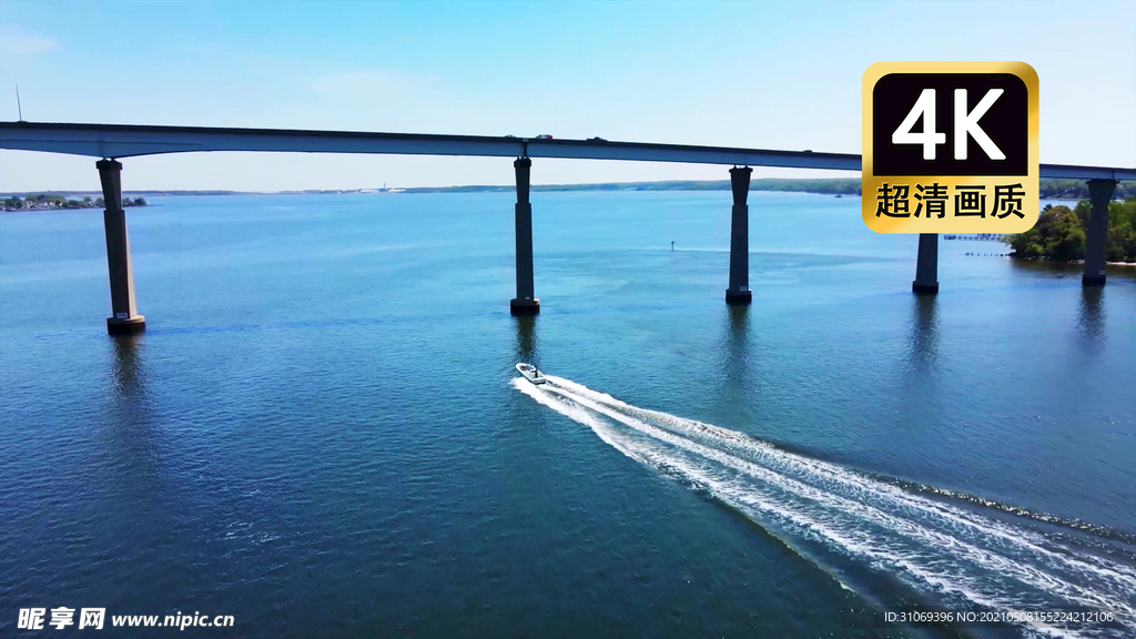 航拍游艇穿过大桥下