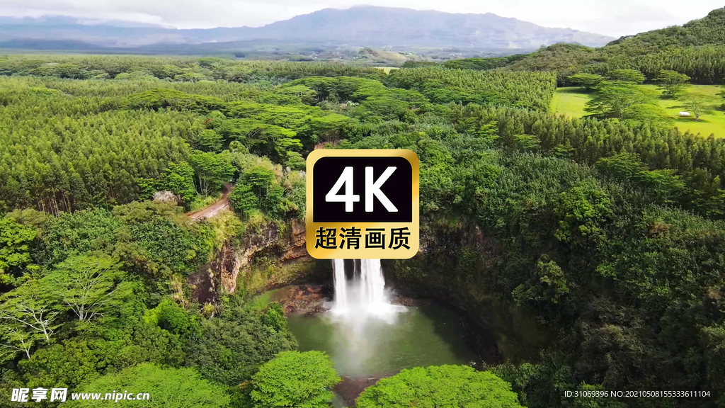 航拍森林里的瀑布湖泊