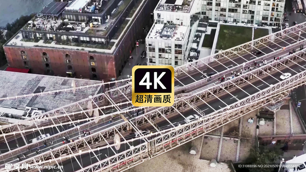 航拍大桥上行驶的车辆