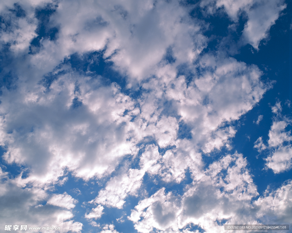 云层晴空微蓝天空