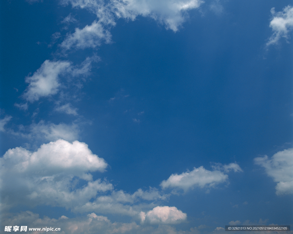 高空微云微蓝晴空