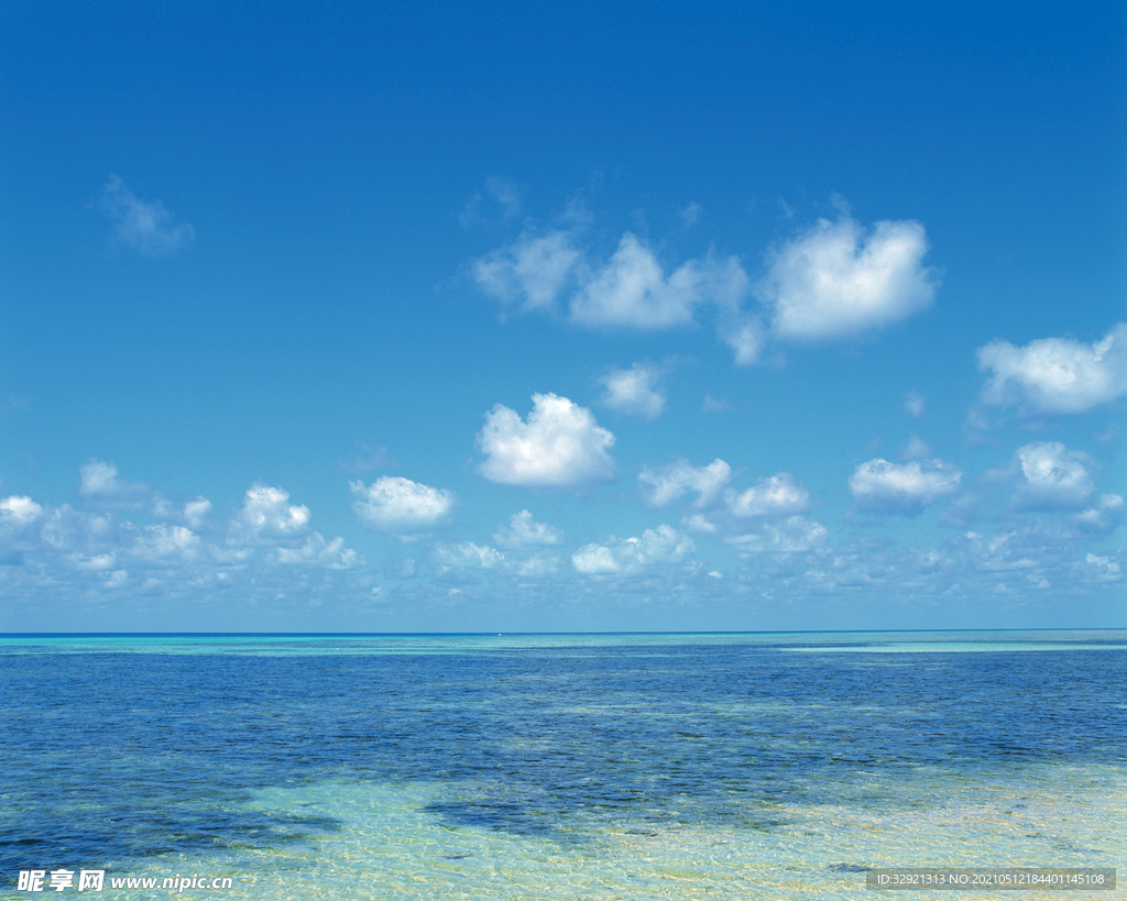 淡蓝少云纯净海边天空