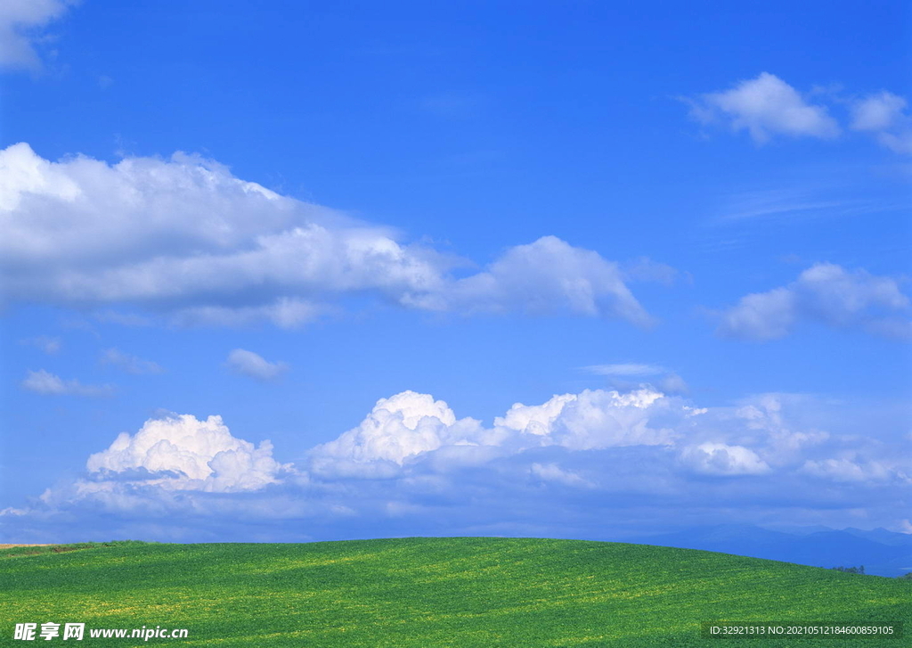 少云晴朗田野天空