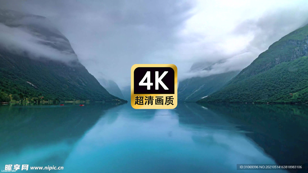 航拍烟雾缭绕的湖面