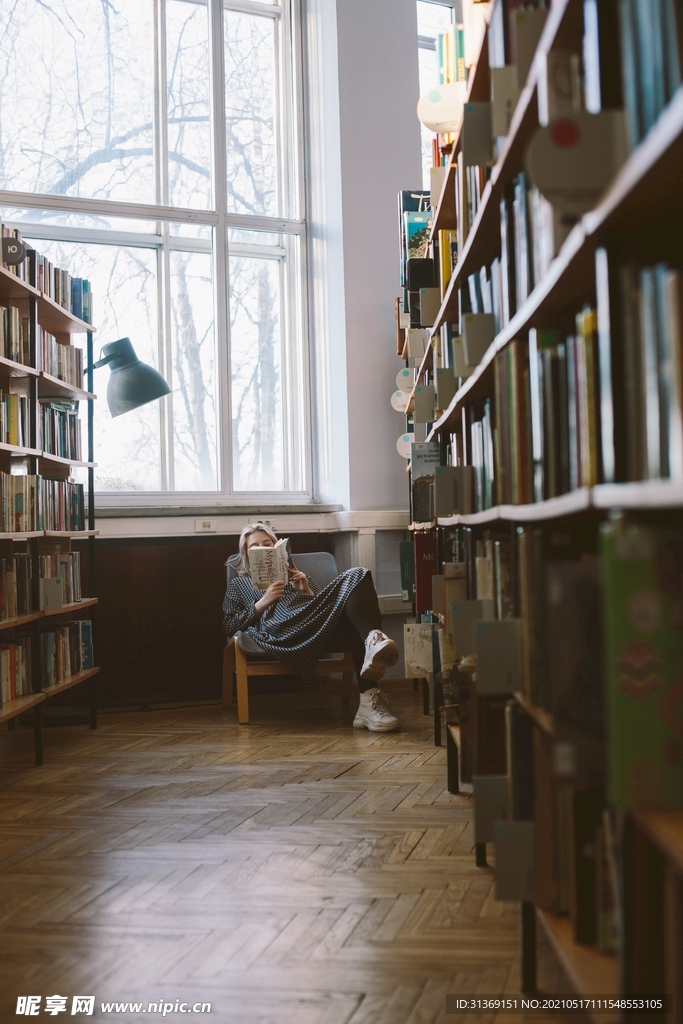 图书馆看书的女性