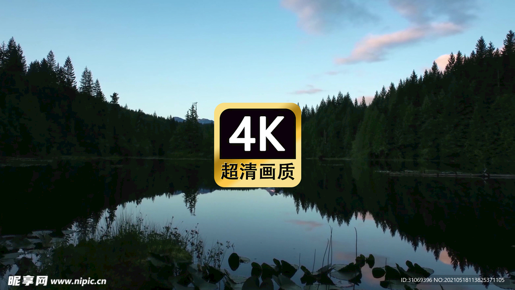 短视频素材云层飘过湖面森林上空