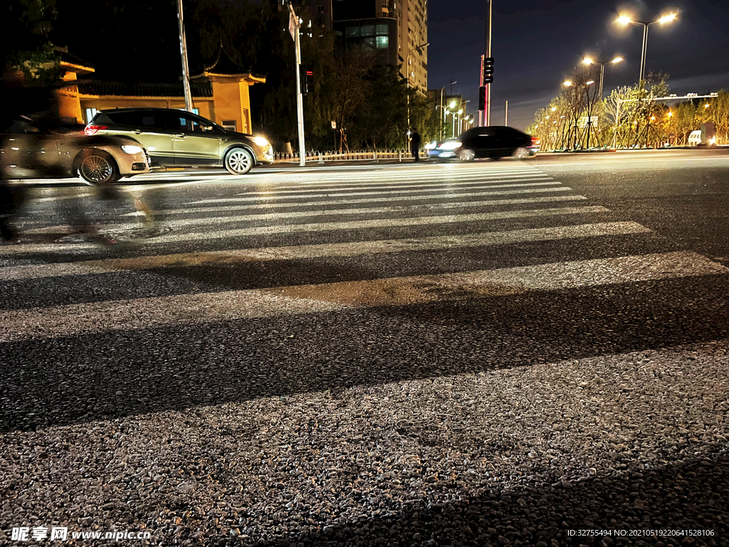 夜晚城市路口