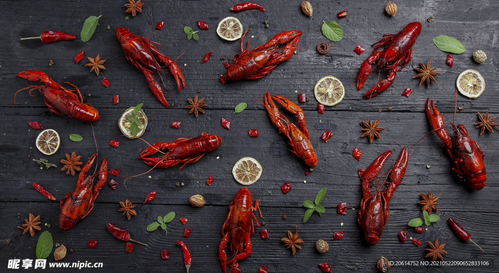 餐桌上的小龙虾