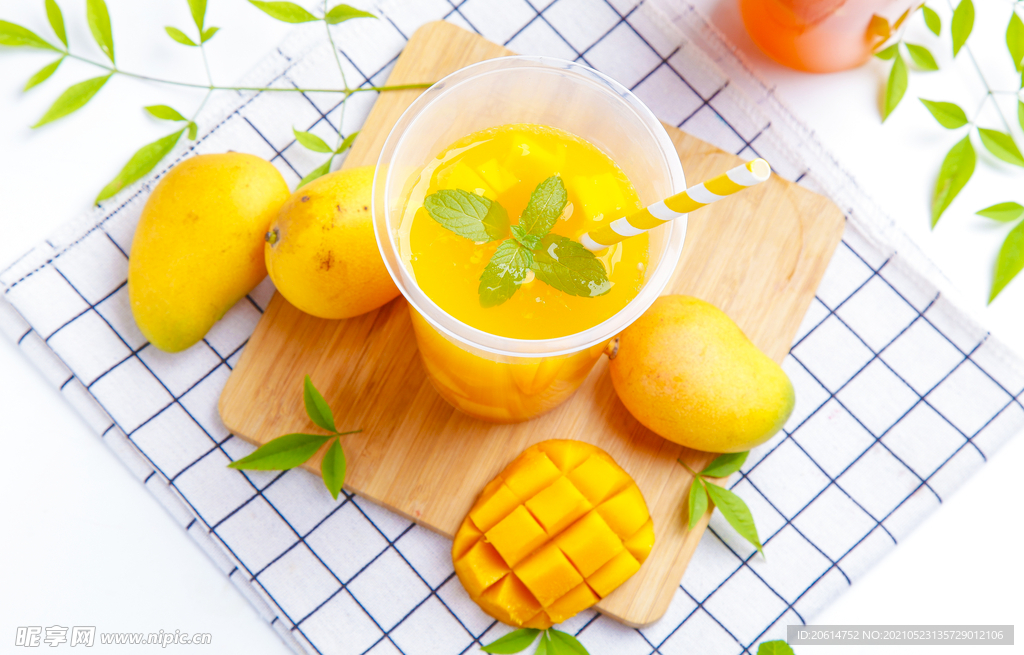 新鲜鲜榨的芒果汁