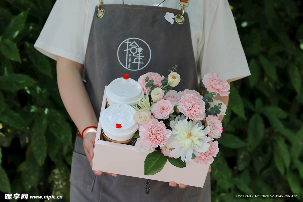 粉色系鲜花加奶茶礼盒