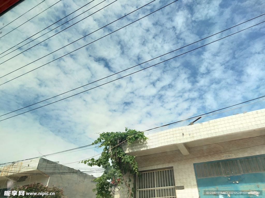 夏日晴空乡村生活房檐电线