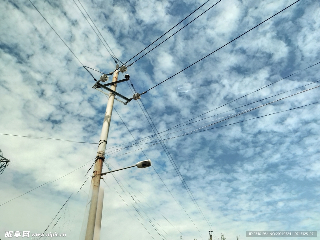 夏日晴空电线杆电线