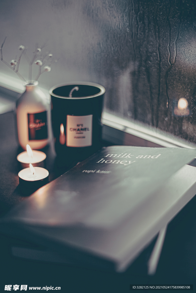 静物摄影之蜡烛与书