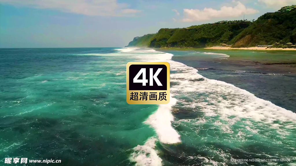 航拍海浪翻滚冲上沙滩