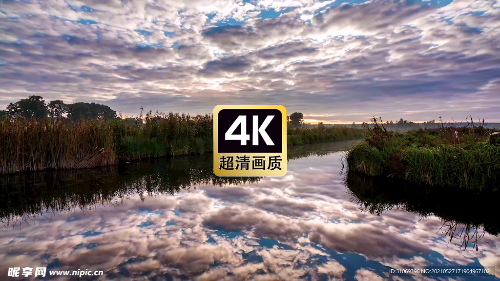 云层在河流上空高速飘过