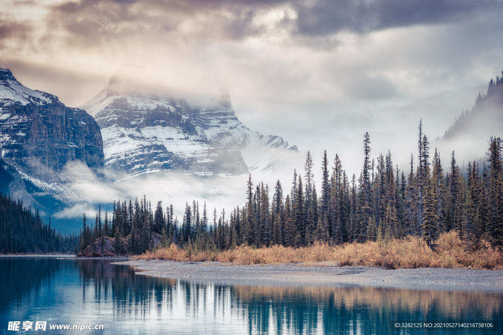 风光摄影之雪山溪流峡谷