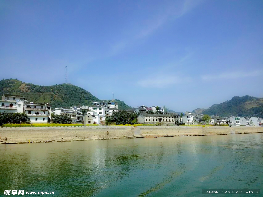 蓝天湖水