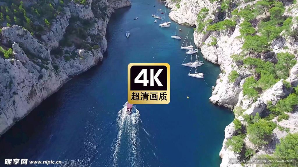 短视频素材峡谷中航行的游艇