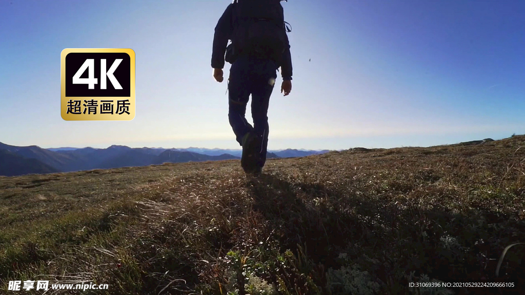 旅拍素材旅行者行走在山顶