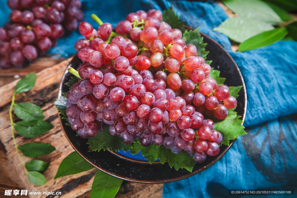 晶莹剔透的红提