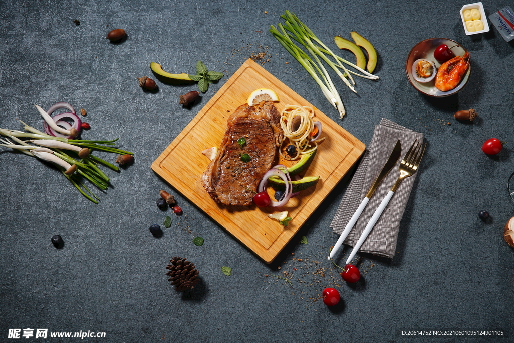 案板上的牛排美食