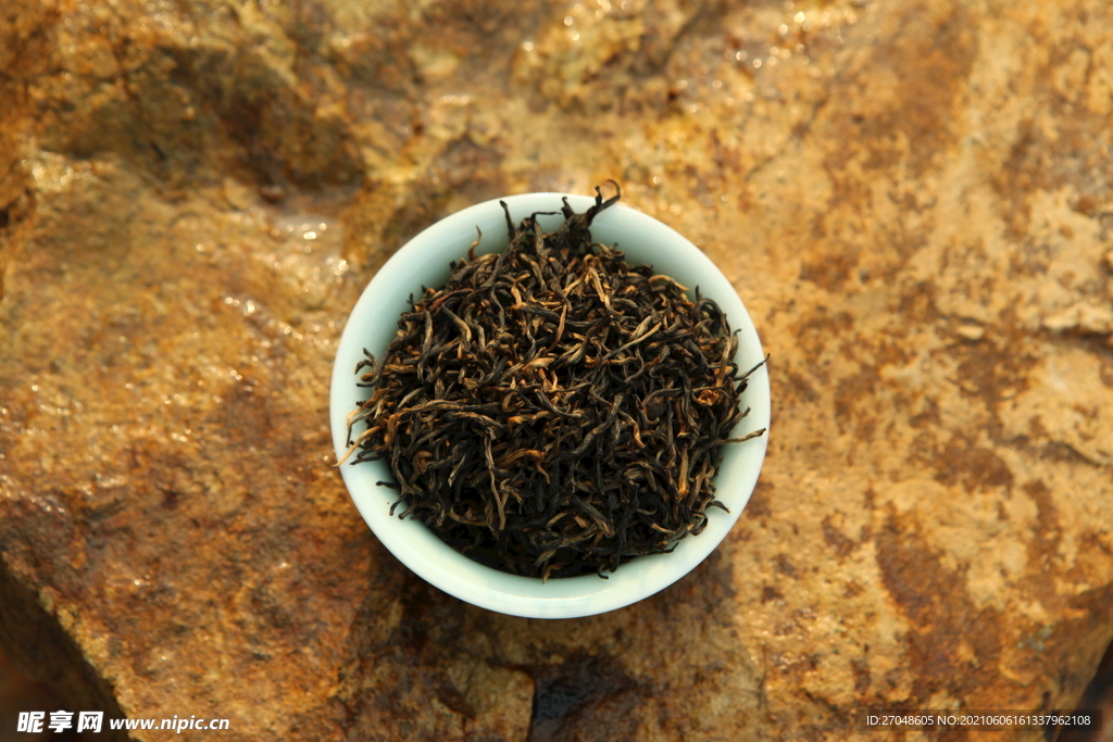 原生态岩石上的金骏眉茶叶