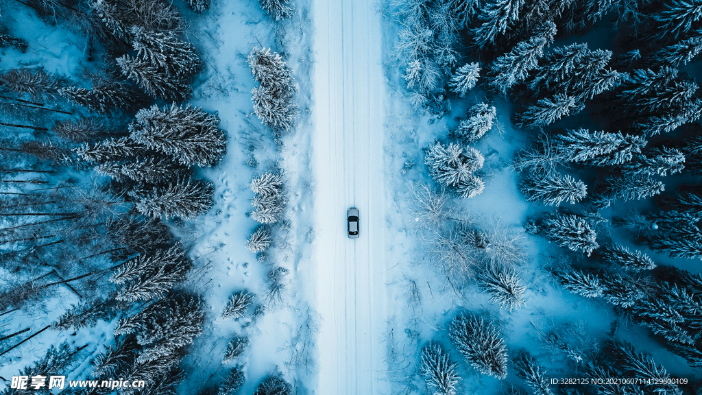 无人机摄影之穿越冰封大地的汽车